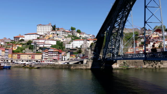 Porto-Stadt-mit-Dom-Luis-ich-überbrücken-und-Douro-Fluss