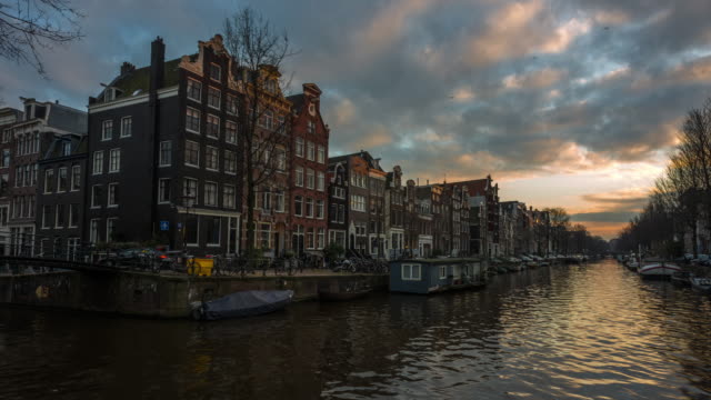 Amsterdam,-Niederlande---Sonnenuntergang-Zeitraffer-an-einem-Kanal