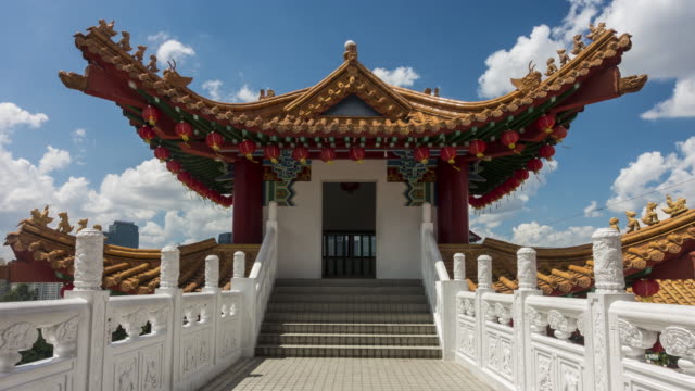 Tiempo-transcurrido---nubes-en-movimiento-en-el-templo-chino