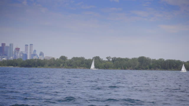 sailboat-in-summer-with-toronto-in-the-background-sunny
