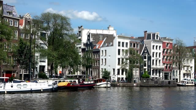 Town-canal-in-the-city-of-Amsterdam-with-excursion-boat,-4K
