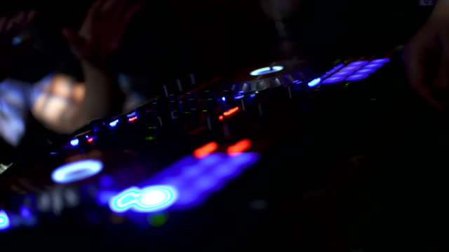 DJ-tocando-y-gente-que-baila-en-un-baile-de-fiesta