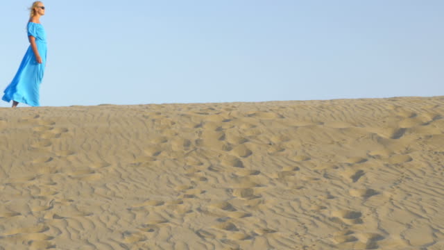 Mujer-caminando-en-el-horizonte-de-la-playa