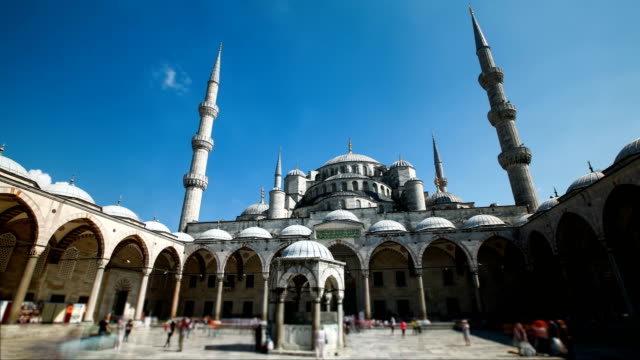 Timelapse-de-la-mezquita-azul-o-Sultanahmet-al-aire-libre-en-la-ciudad-de-Estambul-en-Turquía