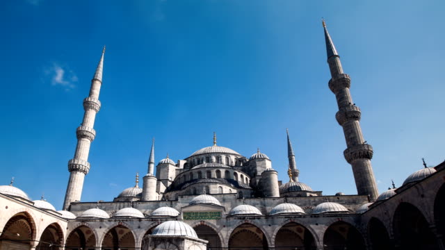 Pan-Zeitraffer-von-der-blauen-Moschee-oder-Sultanahmet-im-Freien-in-Istanbul-in-der-Türkei