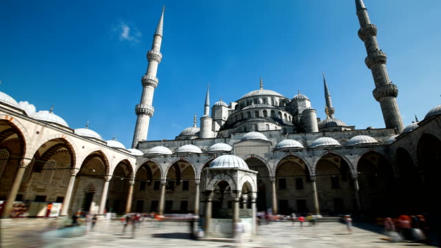 Zoom-en-Timelapse-de-la-mezquita-azul-o-Sultanahmet-al-aire-libre-en-la-ciudad-de-Estambul-en-Turquía