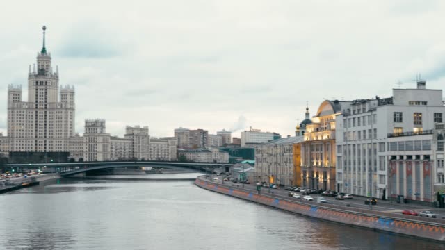Panoramablick-vom-Zarjadje-Park-in-Moskau-am-Tag.-Aufklappbare-Brücke-über-die-Moskwa.