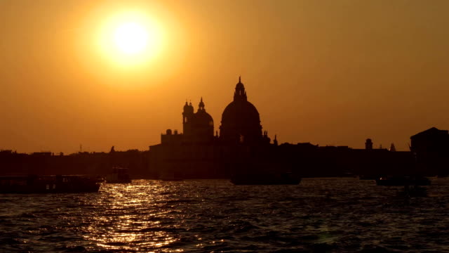 Noche-en-Venecia.-Majestuoso-gran-canal-en-Venecia-y-agua-tráfico,-Venecia,-Italia.-Venecia-es-una-ciudad-en-el-noreste-de-Italia-y-la-capital-de-la-región-del-Véneto.
