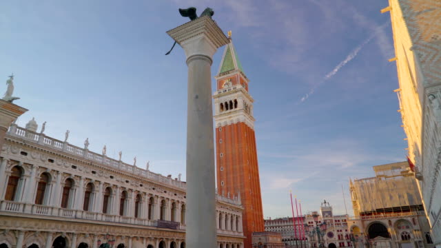 Der-hohe-Turm-des-Palastes-Ducale-in-Venedig