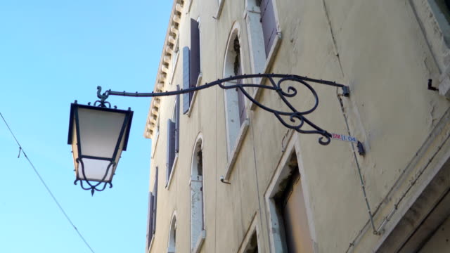 A-streetlamp-mounted-on-the-wall-of-building
