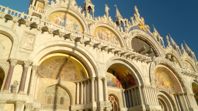 Mucha-gente-fuera-de-la-San-Marco-Cathedral