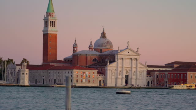 Die-Kuppel-der-Kirche-auf-den-Hafen-von-Venedig-in-Venedig-Italien