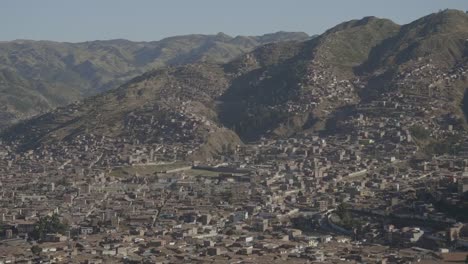 Zeitraffer-von-Cusco,-Peru-als-Fahrzeuge-Reisen-entlang-der-Straßen-auf-einem-Berg