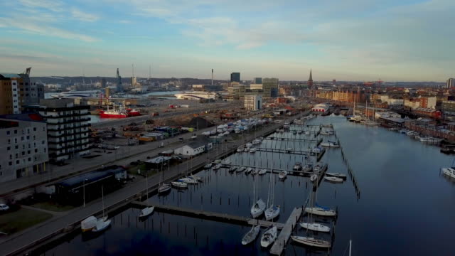 Hafen-und-Stadt-Drohne-Ansicht