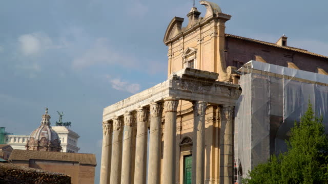 El-templo-de-Antonino-y-Faustina-siendo-renovado-en-Roma-en-Italia