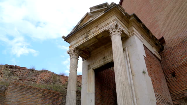 Frente-a-la-entrada-del-gran-edificio-en-Palatino-en-Roma,-en-Italia