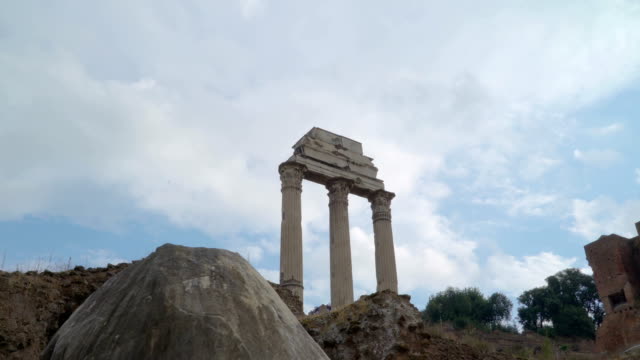 La-vista-del-templo-de-Cástor-y-Pollux-en-la-colina-de-Roma-en-Italia
