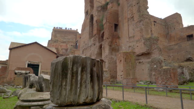 Una-gran-roca-en-la-cima-de-una-roca-fuera-del-castillo-en-Roma-en-Italia