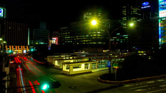 Nacht-Zeitraffer-4K-in-Shinjuku-bus-rotary-Ost-Seite-slow-Shutter-Zoom-in