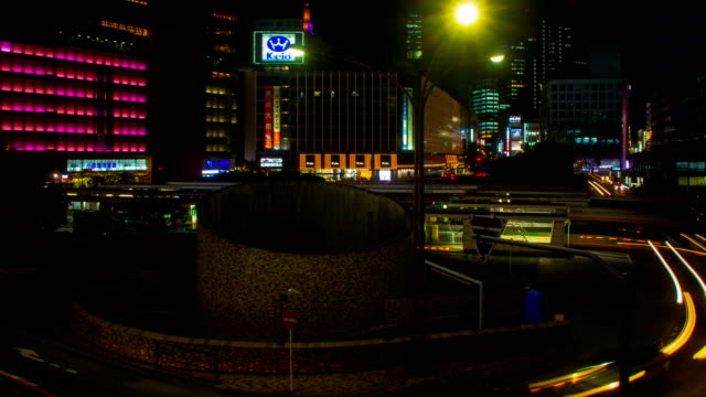Nacht-Zeitraffer-4K-bei-Shinjuku-Bus-Rotary-breite-erschossen-Zoom-in