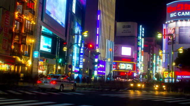 Noche-lapso-4K-en-la-calle-de-Shinjuku-gran-tiro-alejar