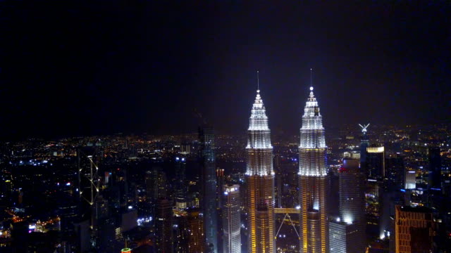 Umzug-nach-rechts-Luftbild-von-Kuala-Lumpur-nachts-nahe-KLCC-Tower.