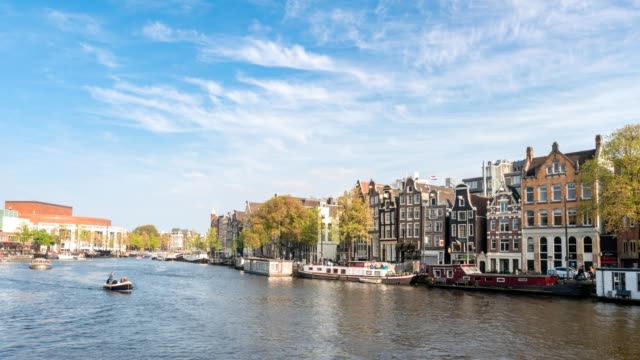 Amsterdam-Stadt-Skyline-Timelapse-im-Kanal-Waterfront,-Amsterdam,-Niederlande-4K-Zeitraffer
