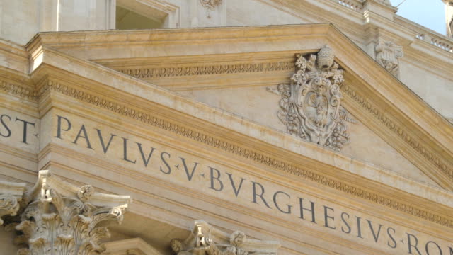Mirada-más-cercana-de-la-estatua-en-la-parte-superior-de-la-pared-de-la-Basílica-en-Roma-Italia