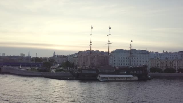 Centro-de-St.-Peterburg-desde-puente-Birjevoy-con-nave-retra.