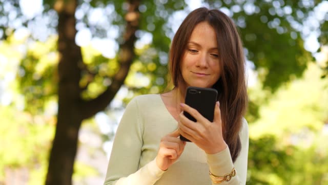 Pretty-girl-chatting-in-smartphone