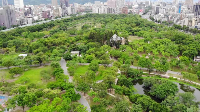 Draufsicht-Luftaufnahmen-von-Taipei-Park-in-die-Stadt