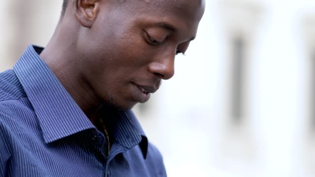 Entspannte-schwarzen-afrikanischen-Mann-auf-der-Straße-Tippen-auf-seine-digital-Tablette