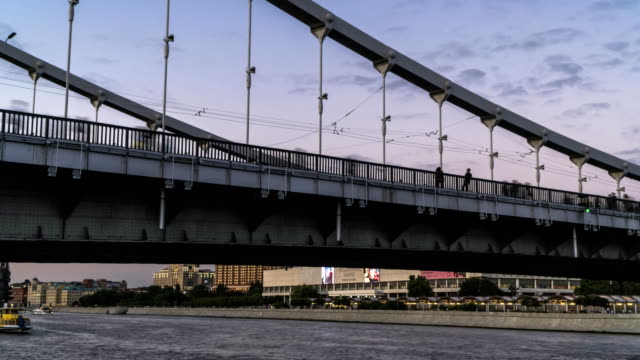 Panoramablick-über-die-Hängebrücke-und-Fahrgastschiffe-Unterquerung-es,-Zeitraffer