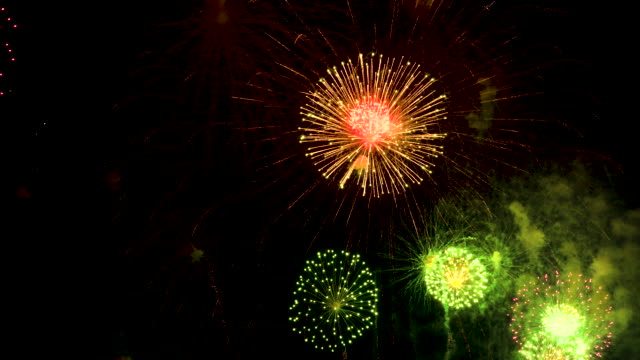 Magnificent-colorful-continuous-firework-display