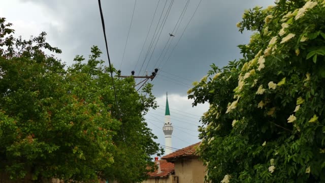 In-einem-türkischen-Dorf-Moschee-Minarett