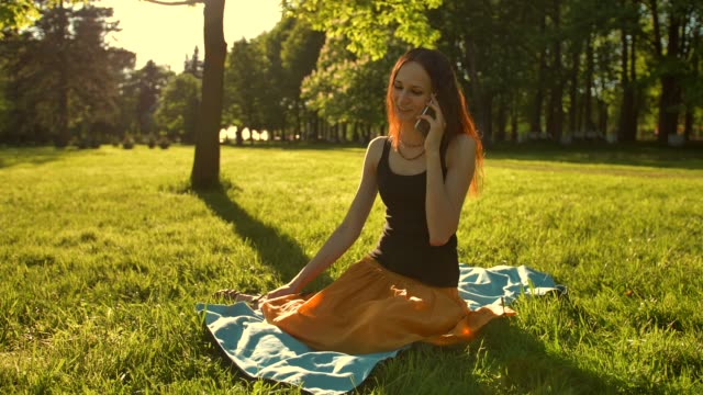 Mujer-hablando-por-selfphone-llamada-al-aire-libre-en-el-Parque