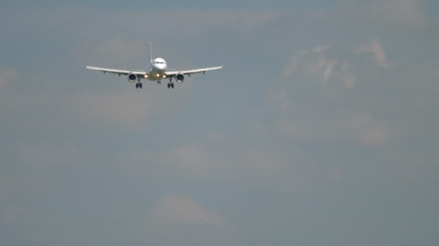 Airplane-approaching-before-landing