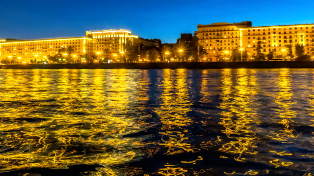 Nachtverkehr-von-Sportbooten-auf-einem-Stadt-Fluss,-Zeitraffer
