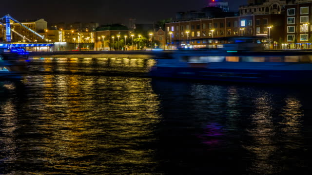 Nachtverkehr-von-Sportbooten-auf-einem-Stadt-Fluss,-Zeitraffer