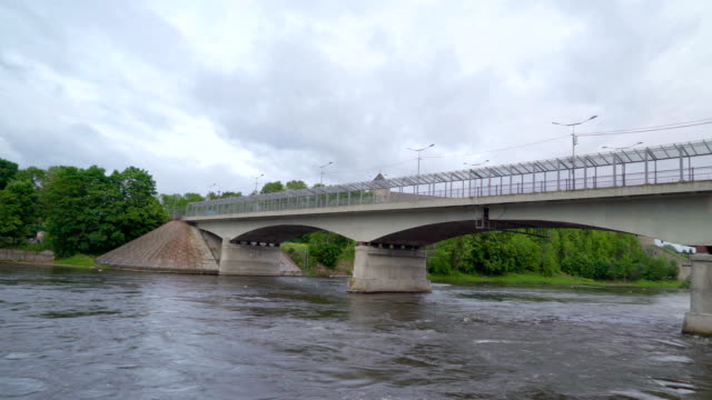 Die-lange-Brücke-am-Fluss-Narva-in-Estland