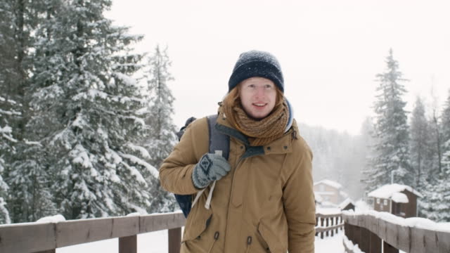 Junge-Reisende-zu-Fuß-im-Nationalpark-am-Wintertag