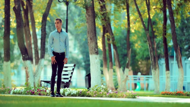 Hübscher-junger-Mann-wartet-ein-Mädchen-an-einem-Tag-im-park