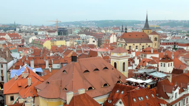 superior-panorámica-de-la-ciudad-vieja-de-Praga-con-pintorescos-tejados-rojos