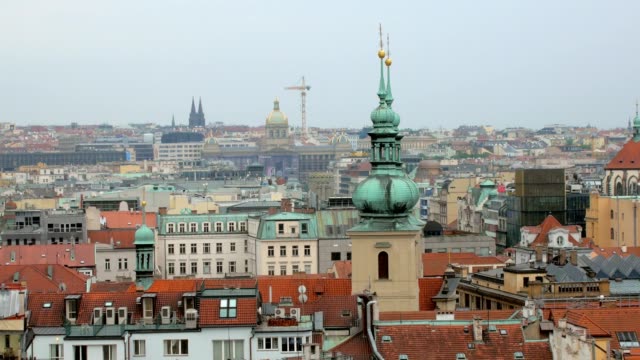 Draufsicht-der-Prager-Altstadt-mit-malerischen-roten-Dächern