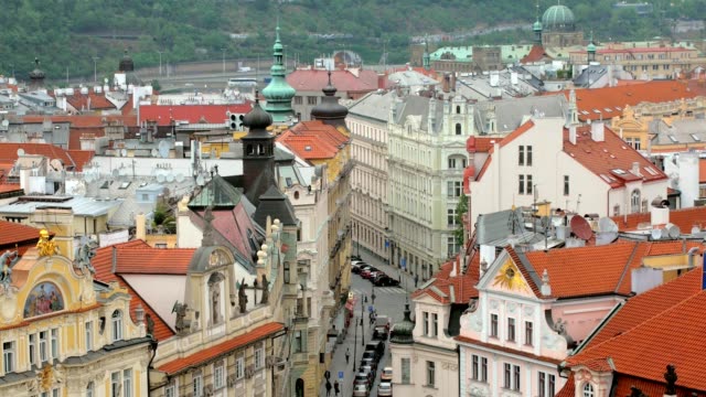 Draufsicht-der-schönen-alten-Straße-in-Prag-und-traditionellen-Gebäuden-aus-alten-Uhrturm