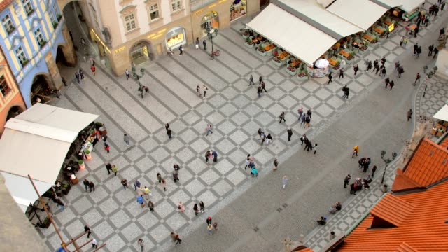 tourists-are-strolling-in-old-town-of-Prague-in-daytime,-top-view-from-Old-Town-Hall