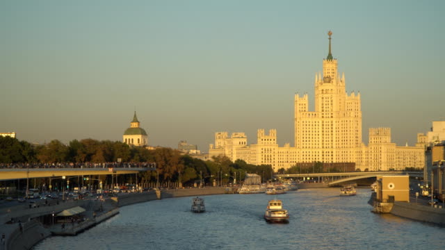 Sonnenuntergang,-Blick-auf-die-Stadt-und-die-Bewegung-von-Sportbooten-auf-der-Moskwa,