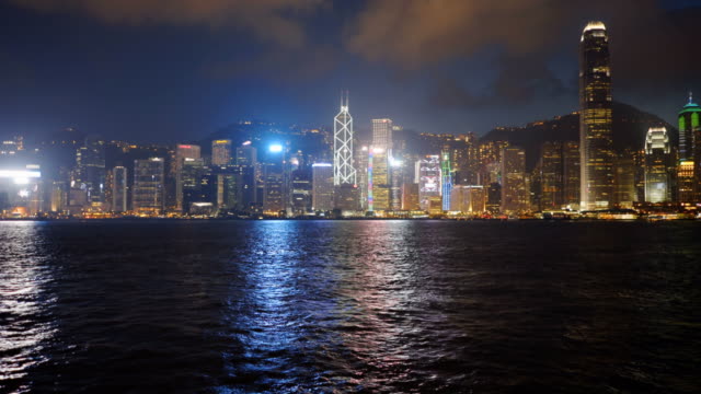 Nacht-Pfanne-auf-den-Victoria-Harbour-in-Hongkong