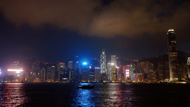 Nacht-Weitwinkel-Schwenken-auf-den-Victoria-Harbour-in-Hongkong