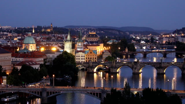 Famoso-puente-de-Carlos-en-el-puente-de-Carlos-luz,-puesta-de-sol-es-uno-de-los-monumentos-emblemáticos-de-Praga.-Praga,-República-Checa.